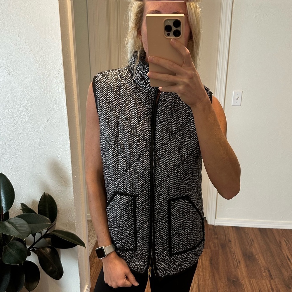 🌟SALE🌟 black and white herringbone vest​​​​​​